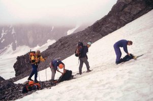 Beim Aufstieg am ersten Schneefeld